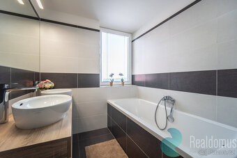 Prodej, byt 2 + KK, 65 m2, balkon, garážové stání, sklep, ul - 9