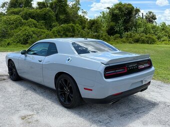 Dodge Challenger R/T 5.7 Hemi - 9