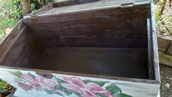 Stará dřevěná truhla s květy - 9