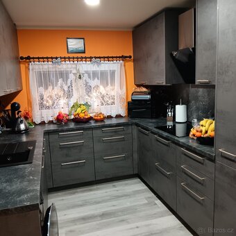 Prodám zánovní kuchyňskou linku šedé barvy - 9