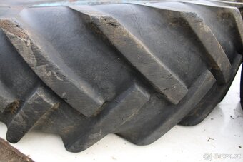 Zetor 6911 zadní kola 16,9-28 barum 50% vzorku - 9