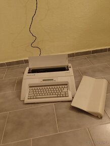 Elektrický kufříkový psací stroj Olympia plně funkční - 9