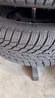 Nokian snowproof 185/60/15 s plechy na Fabia III - 9