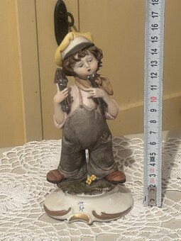 Vintage CAPODIMONTE Porcelánová Figurka – „Mechanik“ – - 9