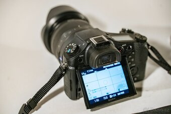 Sony RX10 II s 24-200mm objektivem F2,8 - 9