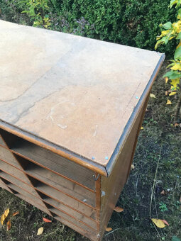 Masivní regálová skříň - vhodná do prodejny - 9