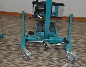 Elektrický zvedák pacientů AKS v TOP STAVU - 9