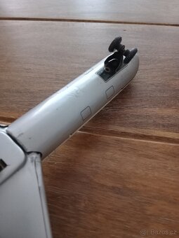 Staré plechové letadlo na setrvačník - 9