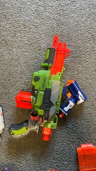NERF stojan + pistole - 9