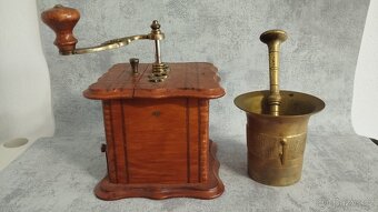 Starý mlýnek na kávu s intarzii + hmoždiř celek za 1599,- - 9