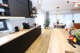 Krásný dokončený zkolaudovaný rodinný dům 5+kk se zahradou v - 9