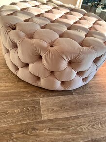 Sametový velurový taburet křeslo židle westwing - 9