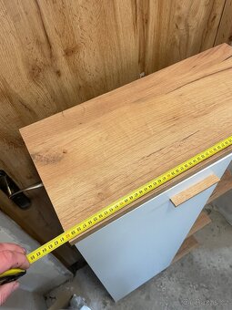 Koupelnové skříňky a zrcadlo - 9