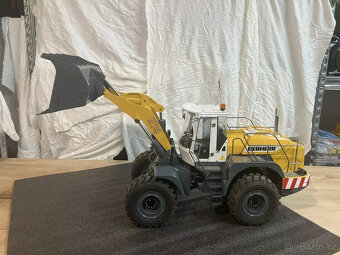 RC kolový nakladač Liebherr 574 (bez Tamiya, Premacon) - 9