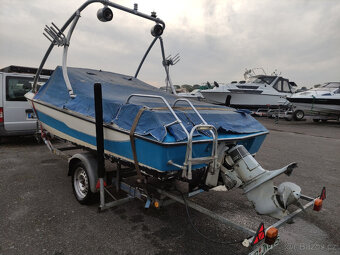 WakeboardWaterskiMotorboat včetně přívěsu s novým Tüv Hobbyi - 9