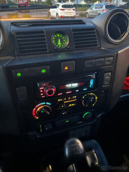 LAND ROVER DEFENDER - 9