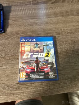 PS4 pro bílej + ovladače, hry, kabeláž - 9