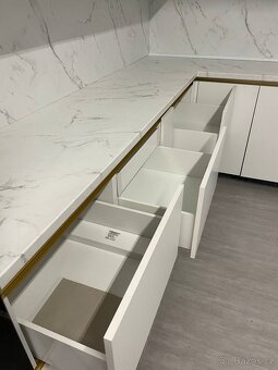 Prodám NOVOU bilu kuchyň Plzeň DTD Egger - 9