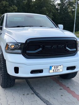 Dodge Ram 1500 Laramie Crew Cab - 9