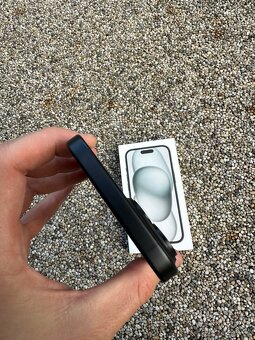 iPhone 15 - baterie 100% - 9