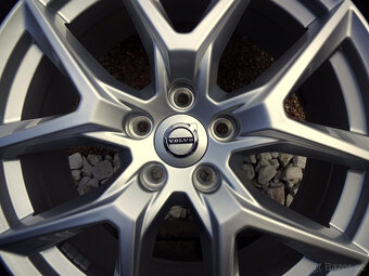 ZIMNÍ ORIGINÁL VOLVO 18" pneu 235/60R18 Dunlop - 9