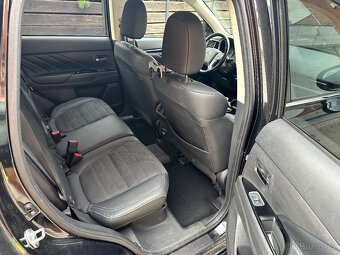 Outlander PHEV 2.4 PLUS FA-P(7/2019, 146 t km)+příslušenství - 9