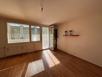 Prodej prostorného bytu 3+1 s lodžií v Plzni na Vinicích. - 9