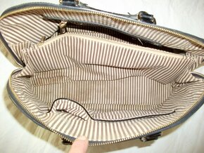 Stylová lakovaná KABELKA do ruky - 9