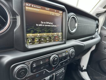 Jeep Wrangler Sahara 4xe Plug-in Hybrid (2024) - 9