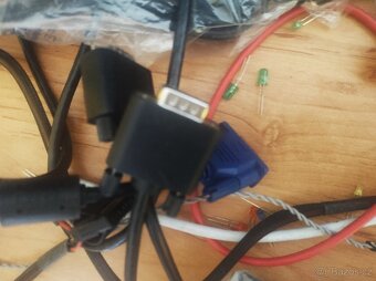 Monitory, kabelaže, diody, 13x Základní deska, notebook - 9