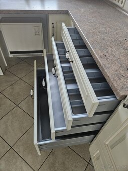 Moderní kuchyňská linka se spotřebiči - 9