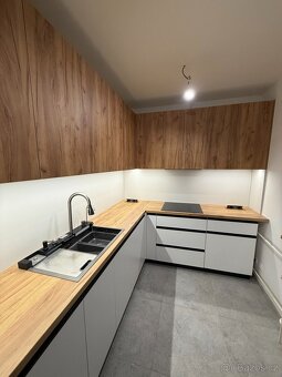 Kuchyně na míru – bílá + dřevo | Vestavěné spotřebiče - 9