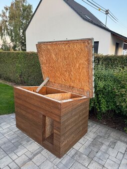 K prodeji zateplenou psí boudu pro středně velké plemeno. - 9