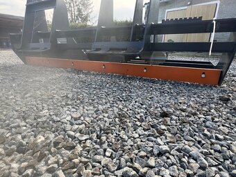 Vyrovnávací zařízení pro terén nové na smykový nakladač - 9
