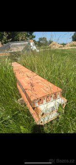 Broušené cihly a přebytky ze stavby - 9