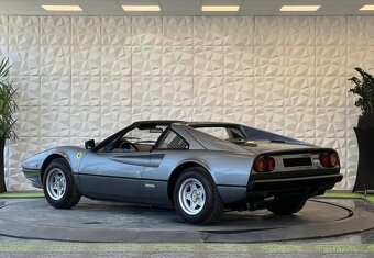 Ferrari 308 GTSi (1982) – ikonický kabriolet - 9