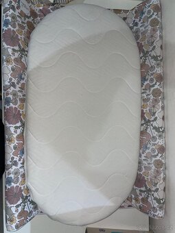 Proutěná postýlka s výbavou pro miminko – motiv Králíček - 9