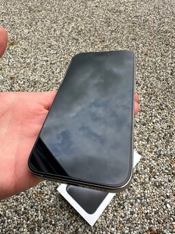 iPhone 15 pro - baterie 96% - 9