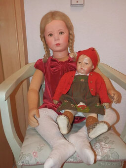 Muzejní starožitná figurína Käthe Kruse, sedící dívka, 85 cm - 9
