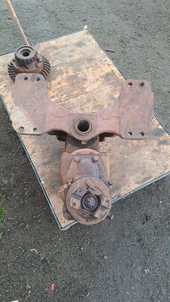 Prodám přední konzoly a skříň ZETOR - 9