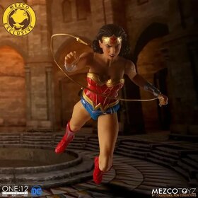 Figurka Wonder Woman classic od Mezco 1:12 - 9