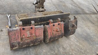 Bagr Takeuchi TB23 + vrták + kladivo + 4 lyžice. - 9