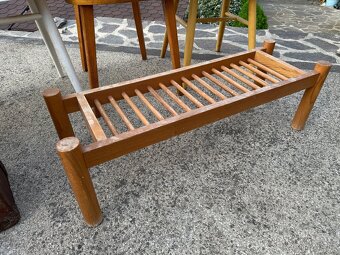 Židle a kufry - kus 200,- - 9
