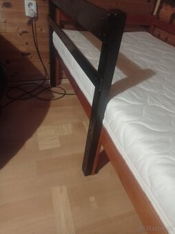 Dřevěná postel s matrací roštem a bočnicí - 9