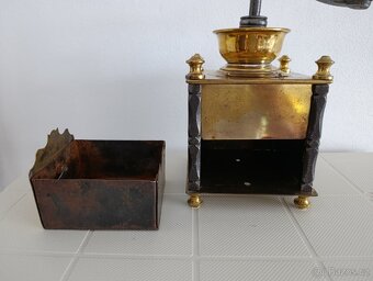 Krásný historický mosazný mlýnek na kávu, ručně kov.části - 9