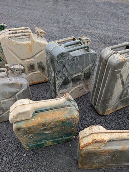 Soubor 11 kusů kanystrů - 9