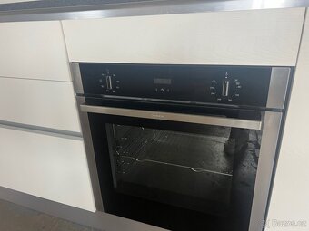 Bílá moderní kuchyň se všemi spotřebiči - 9
