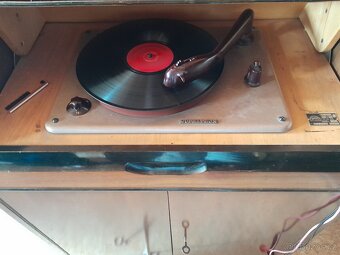 STAROŽITNÝ SKŘÍŇKOVÝ GRAMOFON SUPRAPHON S17 - 9
