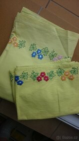 Záclony, červené závěsy, ubrus. - 9