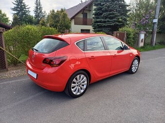 Benzínová Opel Astra 74066km... rok 2010 - 9
